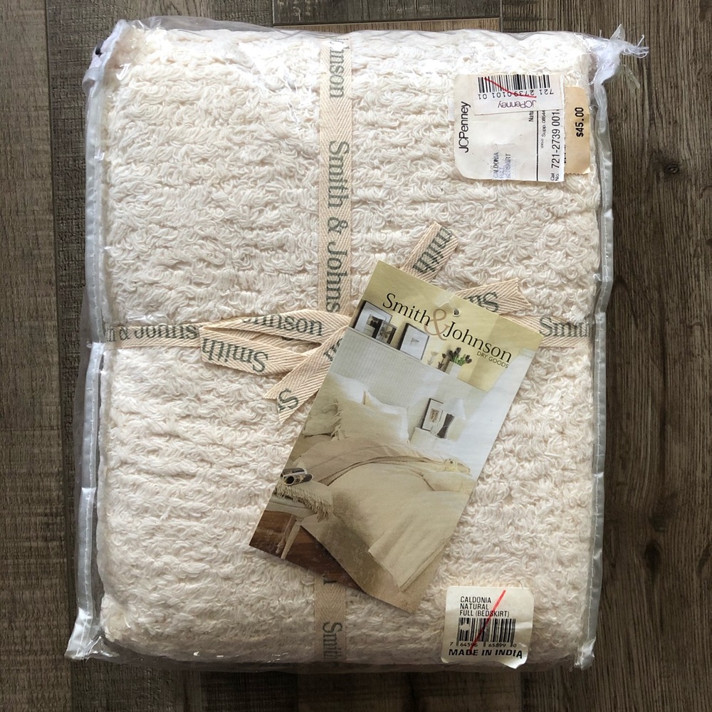 Caldonia bed skirt for Full-size bed